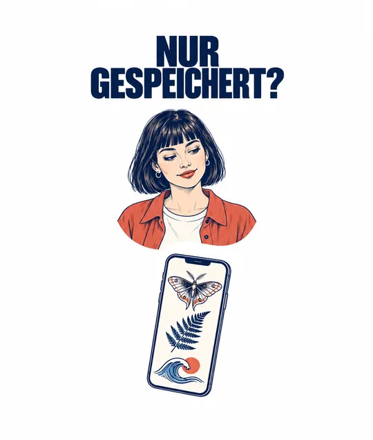 Gezeichnete Szene: Mila und ein Handy voller gespeicherter Tattoo-Ideen